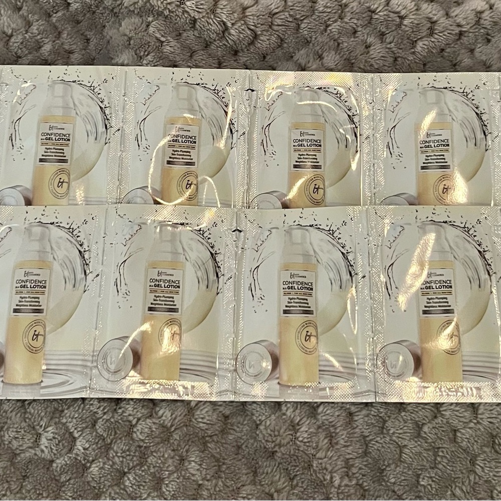It Cosmetics Confidence in a gel lotion 12pc sampler